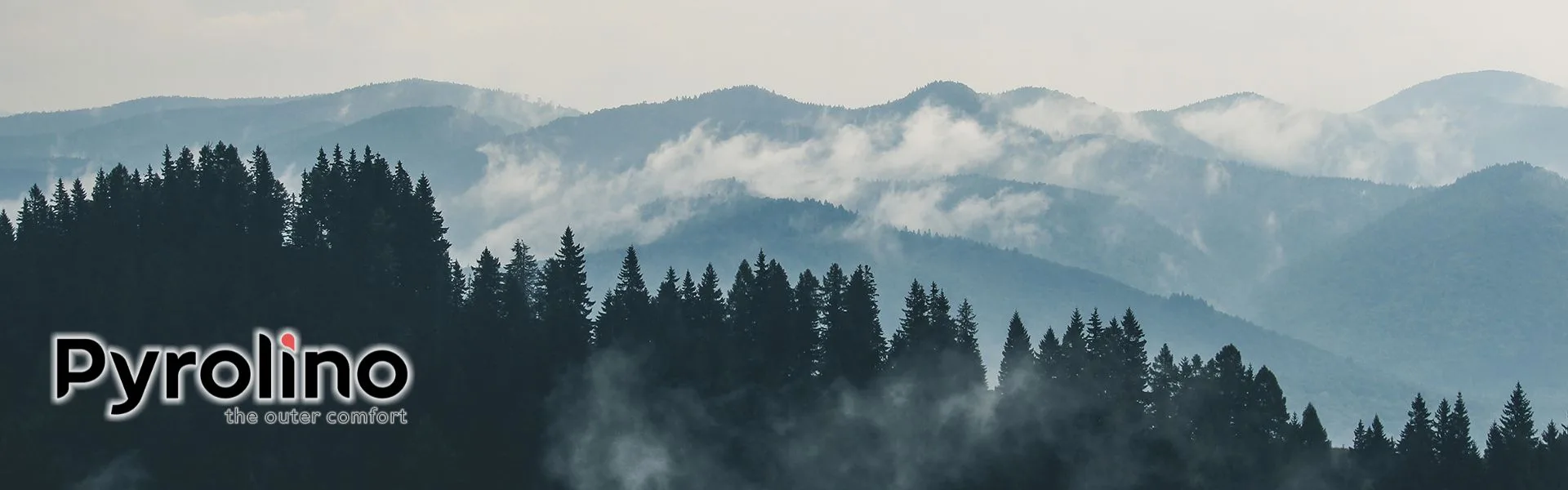 Axinar.com λογότυπο Pyrolino πάνω από δάσος με βουνά και ομίχλη