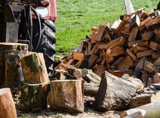 Hydraulic wood chipper with conical attachment on tractor, ideal for heavy woodworking